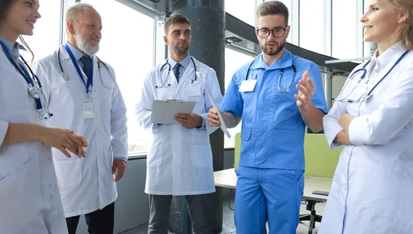 Groep van artsen die permanent bij de medische kantoor. — Stockfoto