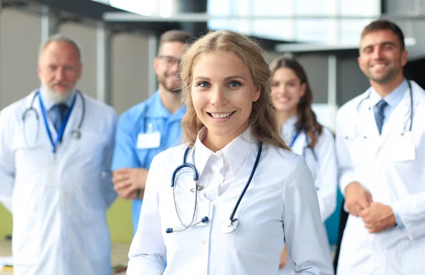 Ärztin mit Gruppe glücklicher erfolgreicher Kollegen. — Stockfoto