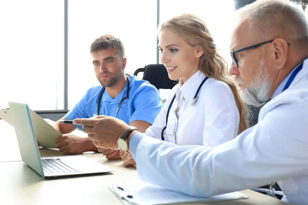 Equipo de médicos modernos discutiendo los problemas . — Foto de Stock