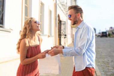 Şehrin alışveriş torbaları ile genç mutlu çift