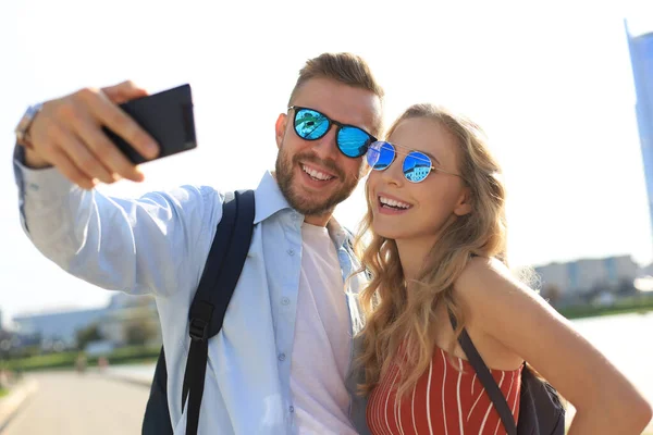 Amar alegre feliz pareja tomando selfie en la ciudad — Foto de Stock