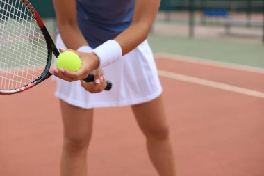 Bir tenis oyuncusunun raketle topa vuruşunu yakından çek..