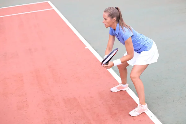 Jolie sportive avec raquette au court de tennis. Mode de vie sain. — Photo