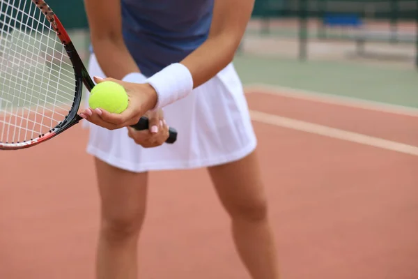 Close-up van een tennisspeler slaan van de bal met racket. — Stockfoto