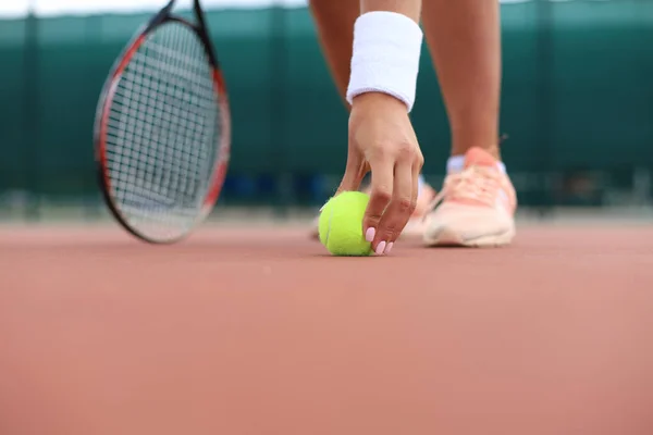 Tenisová raketa a míček na tenisovém kurtu. — Stock fotografie