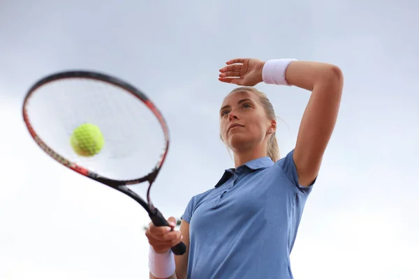 Piękna sportowiec z rakietą na korcie tenisowym. Zdrowy styl życia. — Zdjęcie stockowe