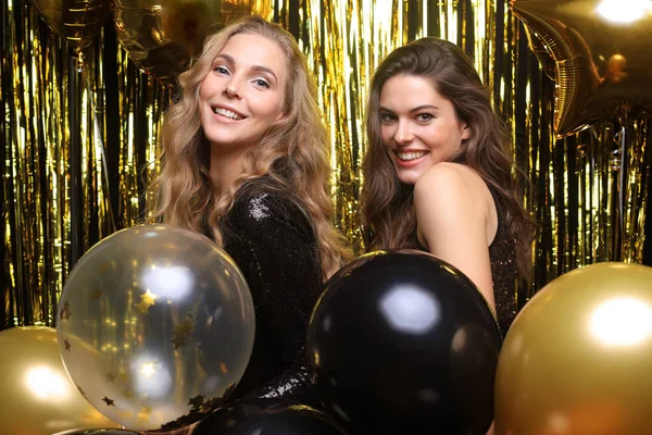 Beautiful girls celebrating New Year. Gorgeous smiling young women enjoying party celebration, having fun together. — Stock Photo, Image