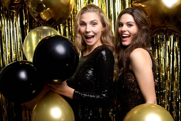 Meninas bonitas comemorando o Ano Novo. Linda sorridente jovens mulheres desfrutando festa celebração, se divertindo juntos . — Fotografia de Stock