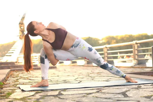 Ung Rödhårig Sport Kvinna Göra Stretching Yoga Motion Utomhus — Stockfoto