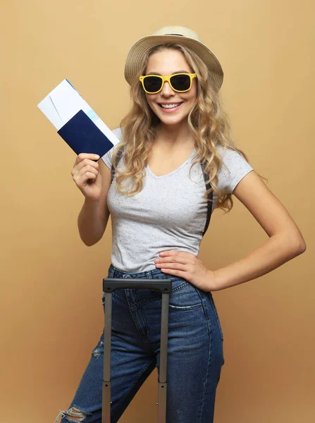 Mulher Loira Alegre Óculos Sol Posando Com Bagagem Segurando Passaporte — Fotografia de Stock