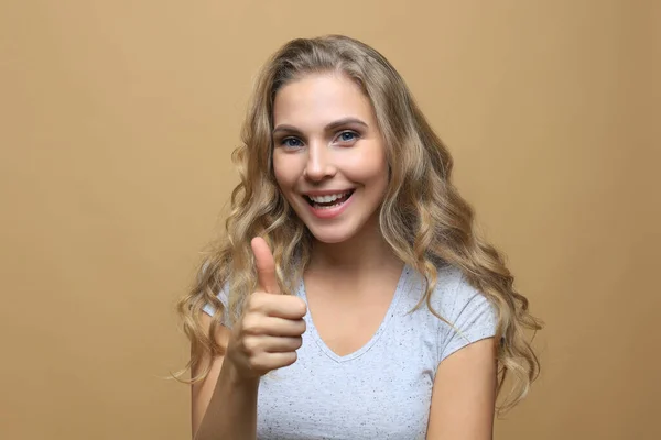 Genç Mutlu Neşeli Kadın Baş Parmağını Gösteriyor — Stok fotoğraf