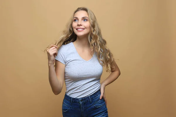 Retrato Jovem Bela Menina Alegre Sorrindo Olhando Para Câmera Sobre — Fotografia de Stock