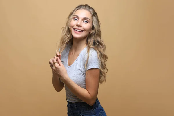 Retrato Jovem Bela Menina Alegre Sorrindo Olhando Para Câmera Sobre — Fotografia de Stock