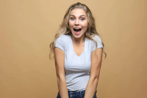 Portrait Young Beautiful Cheerful Girl Smiling Looking Camera Beige Background — Stock Photo, Image