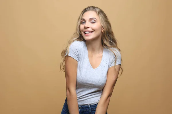 Retrato Jovem Bela Menina Alegre Sorrindo Olhando Para Câmera Sobre — Fotografia de Stock