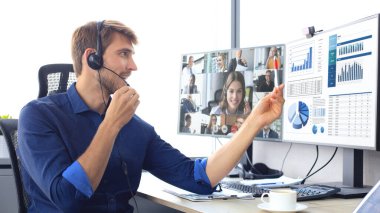 İş adamı video konuşmasında iş arkadaşlarıyla kişisel izolasyon ve karantina sırasında online brifing hakkında konuştu. Ofisteki iş arkadaşlarıyla webcam konferansı. Grip salgını ve covid-19