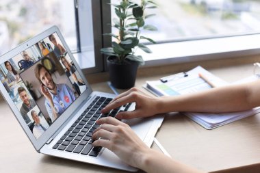 Genç bir kadın kendini tecrit ve karantina sırasında evden çalışıyor. İnternette çalış ve evde kal. Coronavirüs salgını, grip salgını ve covid-19.