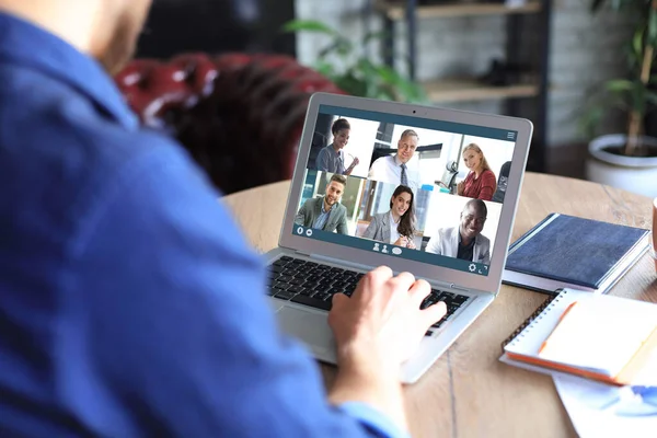 Obchodník Sluchátkách Mluví Svými Kolegy Videokonferenci Multiethnic Obchodní Tým Pracující — Stock fotografie