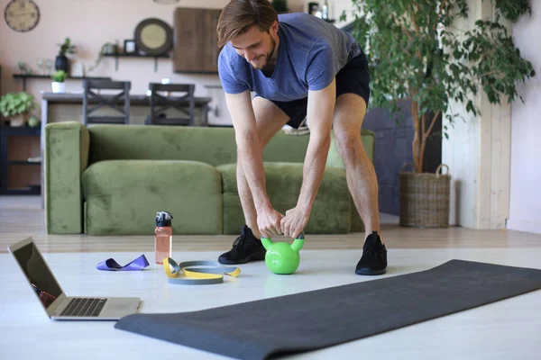 Homem Bonito Fazer Exercício Desportivo Casa Durante Quarentena Conceito Vida — Fotografia de Stock