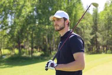 Adam güzel güneşli yeşil golf sahasında golf oynuyor