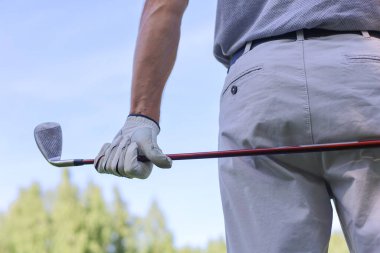 Güneşli bir günde golf sahasına demirle yaklaşıyoruz.