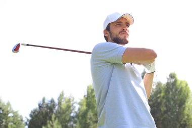 Golfçü yaz tatilinde golf sahasında golf sahasını vuruyor.