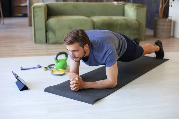 Homem Atraente Fazendo Exercícios Prancha Casa Durante Quarentena Fitness Chave — Fotografia de Stock