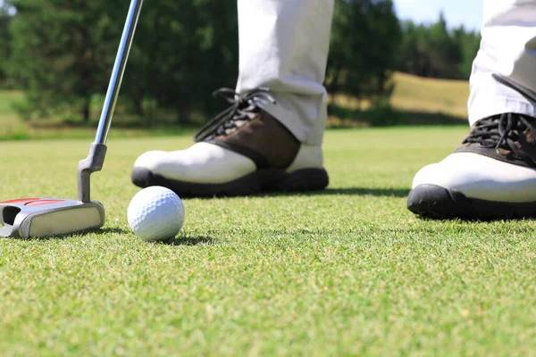 Golf Hráč Uvedení Zelené Trefit Míč Díry — Stock fotografie