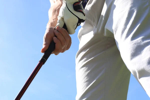 打高尔夫球的高尔夫球手拿着推杆 — 图库照片