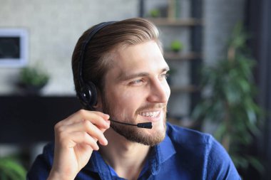 İş adamı video konuşmasında iş arkadaşlarıyla kişisel izolasyon ve karantina sırasında online brifing hakkında konuştu. Grip salgını ve covid-19