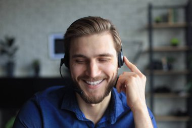 İş adamı video konuşmasında iş arkadaşlarıyla kişisel izolasyon ve karantina sırasında online brifing hakkında konuştu. Grip salgını ve covid-19