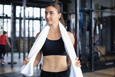 Spor salonunda antrenman yapmaya hazırlanan bayan sporcu.