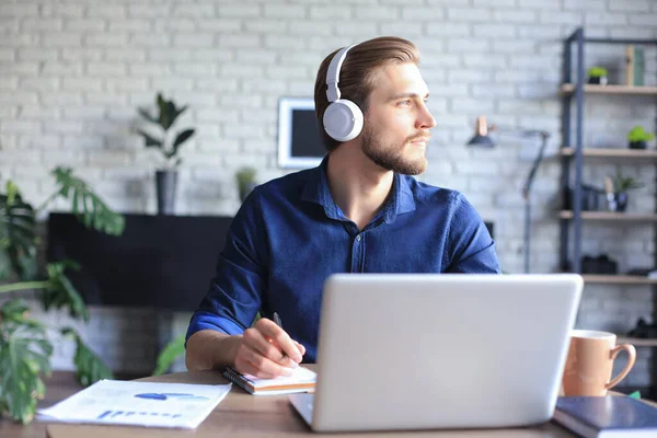 Confident Man Wearing Headset Speaking Watching Business Webinar Training Listening — Stock Photo, Image
