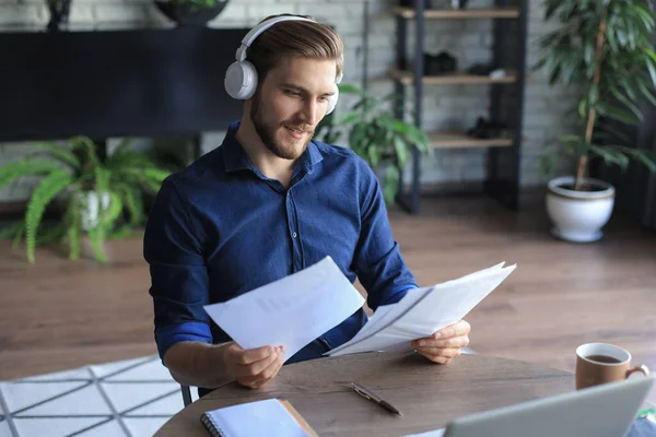 Junger Moderner Geschäftsmann Arbeitet Mit Laptop Während Home Office Sitzt — Stockfoto