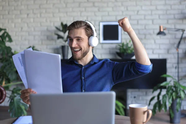 Glimlachende Zakenman Begroet Collega Videoconferentie Onderhandelt Afstand Van Huis — Stockfoto