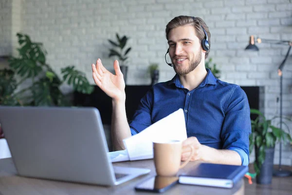 Konzentrierter Junger Freiberuflicher Geschäftsmann Mit Laptop Für Videokonferenzen Der Hause — Stockfoto