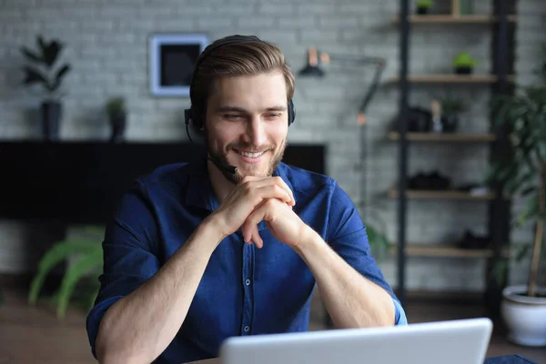 Selbstbewusster Mann Mit Headset Der Spricht Und Business Webinar Schulungen — Stockfoto