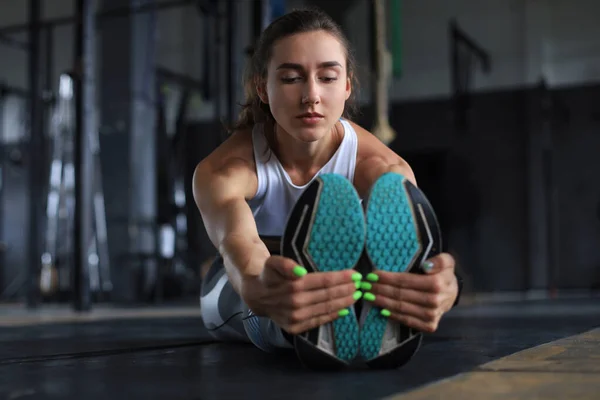 Joven Mujer Deportiva Estirándose Gimnasio — Foto de Stock