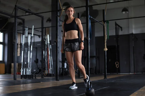 Mulher Esporte Com Kettlebell Ginásio — Fotografia de Stock