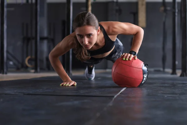 Fit Gespierde Vrouw Oefenen Met Medicijnbal Sportschool — Stockfoto