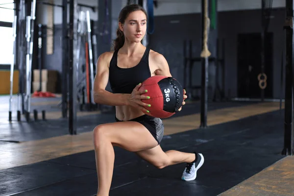 Passform Och Muskulös Kvinna Tränar Med Medicinboll Gymmet — Stockfoto