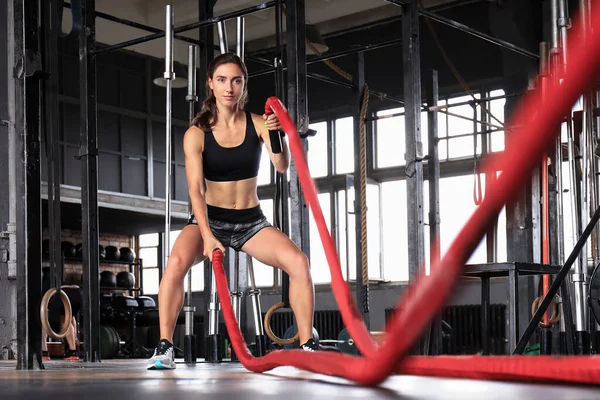 Wanita Fit Menggunakan Tali Pertempuran Selama Pelatihan Kekuatan Gym — Stok Foto