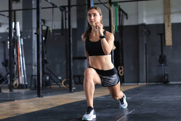 Hermosa Mujer Forma Muscular Ejercitando Los Músculos Construcción —  Fotos de Stock