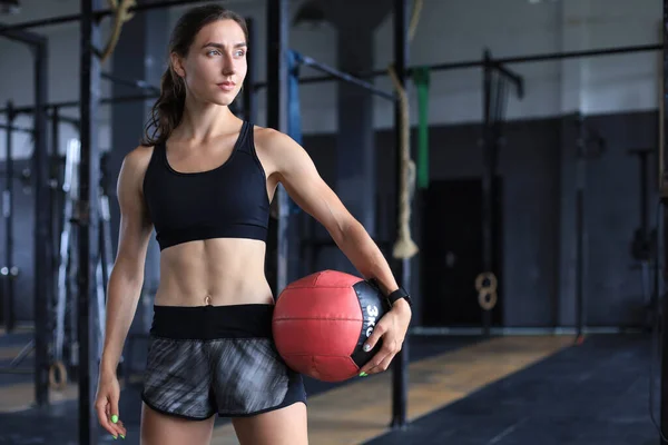 Mulher Forte Muscular Carregando Bola Medicina Ginásio Crossfit — Fotografia de Stock