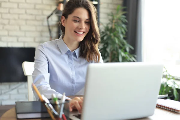 Usmívající Hezká Žena Sedící Stolu Dívající Monitor Notebooku Šťastný Podnikatel — Stock fotografie