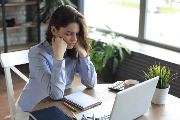 Müde Junge Studentin Sitzt Tisch Lehnt Den Kopf Die Hand — Stockfoto