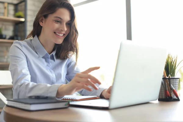 Mulher Bonita Sorrindo Sentada Mesa Olhando Para Tela Laptop Empreendedor — Fotografia de Stock