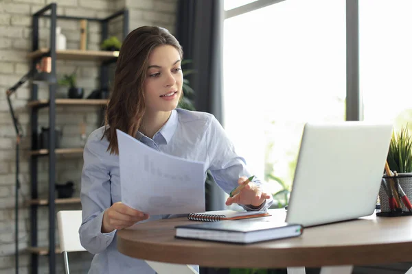 Empreendedor Feliz Mulher Sentar Mesa Lendo Boas Notícias Correspondência Pós — Fotografia de Stock