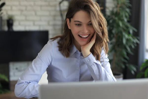 Masada Oturmuş Dizüstü Bilgisayar Ekranına Bakan Gülümseyen Güzel Kadın Mutlu — Stok fotoğraf
