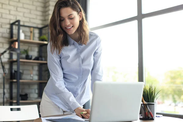 Joven Mujer Negocios Pie Oficina Casa Leyendo Notas — Foto de Stock